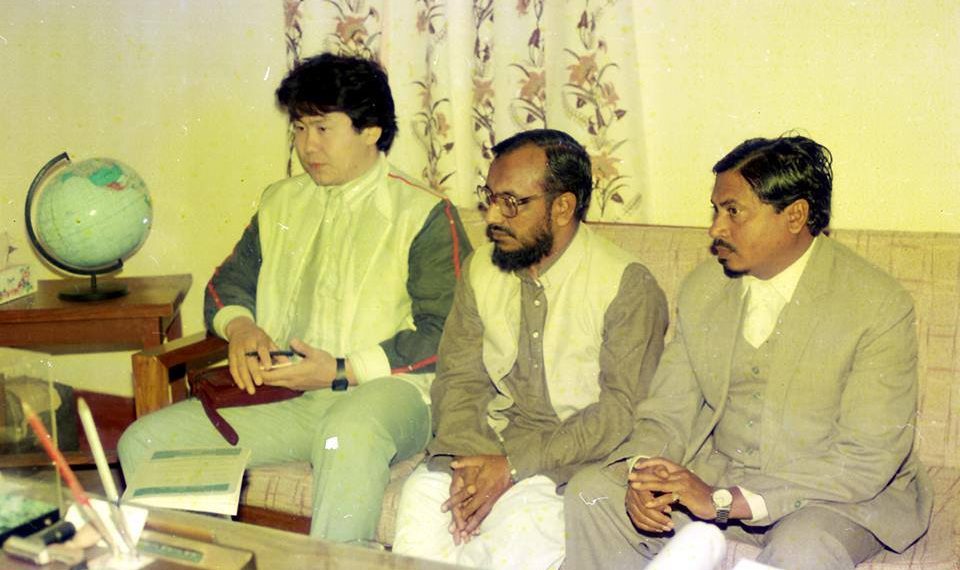 ১৯৯১ সালে জাতীয় নির্বাচনের আগে বিদেশী পর্যবেক্ষক দলের সাথে শহীদ আব্দুল কাদের মোল্লা