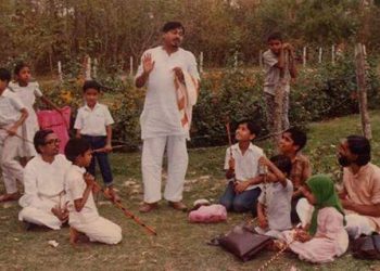 পিকনিকে সহকর্মীদের সাথে আড্ডায় প্রিয়নেতা শহীদ মুহাম্মদ কামারুজ্জামান