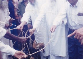 অসহায় দুস্থদের মাঝে ছাগল বিতরন করছেন মাওলানা আবুল কালাম মোহাম্মাদ ইউসুফ।