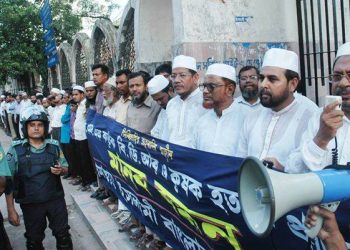 সীমান্তে নিরীহ মানুষ হত্যার প্রতিবাদে মানববন্ধনে বক্তব্য রাখছেন শহীদ মুহাম্মাদ কামারুজ্জামান।