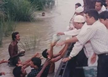 বন্যা কবলিত এলাকায় শহীদ মুহাম্মদ কামারুজ্জামান