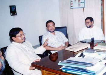 সাপ্তাহিক সোনার বাংলা অফিসে সহকর্মীদের সাথে প্রিয় নেতা শহীদ মুহাম্মদ কামারুজ্জামান