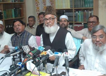 দলীয় অফিসে সাংবাদিকদের সাথে শহীদ মাওলানা মতিউর রহমান নিজামী