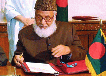 চুক্তি সাক্ষর করছেন শহীদ মাওলানা মতিউর রহমান নিজামী