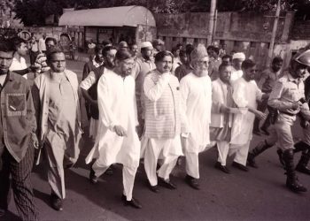 ১৯৯২ সালে ঢাকায় অবস্থিত ভারতের দূতাবাসে প্রতিবাদ লিপি দিতে যাচ্ছেন মাওলানা মতিউর রহমান নিজামীর নেতৃতে জামায়াতের প্রতিনিধি দল। ডানদিকে শহীদ আব্দুল কাদের মোল্লা